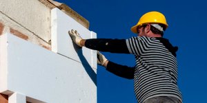 ΕΞΟΙΚΟΝΟΜΩ - ΑΥΤΟΝΟΜΩ: Ενας εργάτης περνά θερμομόνωση σε κτίριο