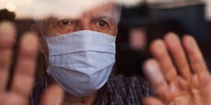 ηλικιωμένος με μάσκα