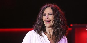 Η Ελευθερία Αρβανιτάκη με λευκό πουκάμισο στη σκηνή