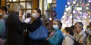 Έλεγχοι για τον κορωνοϊό έξω από θέατρο στη Μόσχα