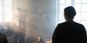 Η Ελένη στο γραφείο του διευθυντή των φυλακών στις «Άγριες Μέλισσες»