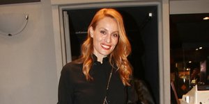 Η Ελεονώρα Μελέτη με παντελόνα κρατά λουλούδια