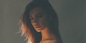 Η Έμιλι Ραταϊκόφσκι ποζάρει με φουσκωμένη κοιλιά λόγω της εγκυμοσύνης της και ένα μεγάλο λουλούδι στο στήθος στο Instagram