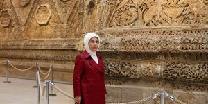 Η Εμινέ Ερντογάν με μαύρη τσάντα