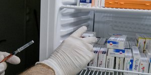 Φαρμακοποιός με εμβόλια
