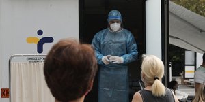 Γιατρός περιμένει πολίτες για τεστ κορωνοϊού