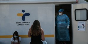 Γιατρός σεε βαν του ΕΟΔΥ για τεστ σε πολίτες