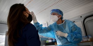 Rapid test σε πολίτη από γιατρό του ΕΟΔΥ