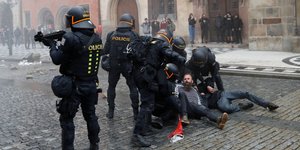 Αστυνομικοί στην Πράγα συλλαμβάνουν διαδηλωτή κατά τη διάρκεια διαδηλώσεων ενάντια στο lockdown στην Τσεχία