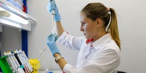 Επιστήμονας στη Ρωσία πραγματοποιεί δοκιμές για το ρωσικό εμβόλιο ενάντια στον κορωνοϊό