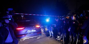 Δυνάμεις της αστυνομίας σε προάστιο του Παρισιού στη Γαλλία μετά την επίθεση που κατέληξε στον αποκεφαλισμό καθηγητή