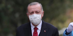Ο Ρετζέπ Ταγίπ Ερντογάν με μάσκα