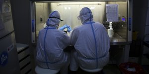 ερευνητες με στολη πλατη 