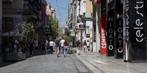 Κόσμος περπατά στην Ερμού