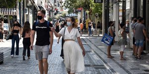 Πεζοί με μάσκες στην Ερμού