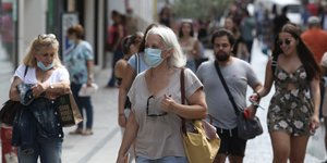 Με μάσκες στην Ερμού