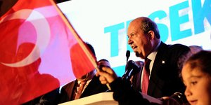 Ο Ερσίν Τατάρ δίνει ομιλία