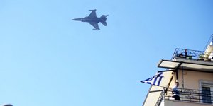 Διέλευση μαχητικού κοντά σε σπίτια