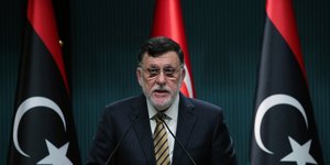 Ο Φαγέζ Αλ Σάρατζ κάνει δηλώσεις στα ΜΜΕ