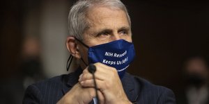 Αντονι Φάουτσι κοιταζει πλαγια 