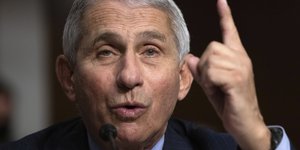 Αντονι Φαούτσι δαχτυλο ψηλα