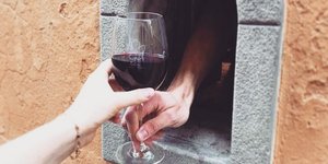σερβίρισμα κρασιού μέσα από παραθυράκι στη Φλωρεντία