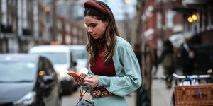 γυναίκα με φόρεμα στην εβδομάδα μόδας