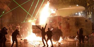 Φωτιές και επεισόδια από διαδηλωτές στη Χιλή