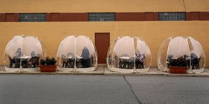 Κόσμος σε τραπέζια μέσα σε φούσκα στις ΗΠΑ