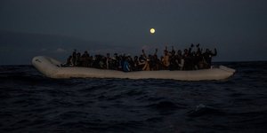 Φουσκωτό με μετανάστες ανοιχτά της Λιβύης