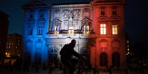 Η σημαία της Γαλλίας σε κτίριο στη Μασσαλία