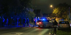 Δυνάμεις της αστυνομίας σε προάστιο του Παρισιού στη Γαλλία μετά την επίθεση που κατέληξε στον αποκεφαλισμό καθηγητή 