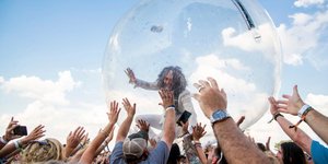 Ο τραγουδιστής των Flaming Lips σε μια πελώρια φούσκα