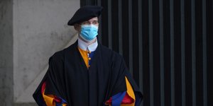 Φρουρός στο Βατικανό με μάσκα