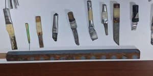 Αυτοσχέδια μαχαίρια που εντόπισαν οι Αρχές στα κελιά του Κορυδαλλού