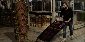 Γαλλία σερβιτόρος κλείνει καφετέρια