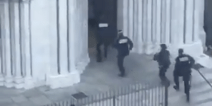 Η στιγμή που Γάλλοι αστυνομικοί εισβάλουν στην εκκλησία στη Νίκαια