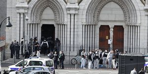 Δυνάμεις της γαλλικής αστυνομίας έξω από την εκκλησία στη Νίκαια μετά την επίθεση με μαχαίρι