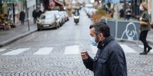 Γάλλος πολίτης με μάσκα για τον κορωνοϊό στο Παρίσι