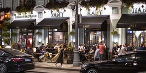 γαματο καφε σε πεζοδρομιο 