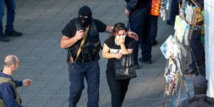 Γεωργία: Αστυνομικός συνοδεύει όμηρο