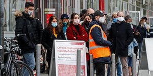 Γερμανοί περιμένουν στην ουρά για να κάνουν τεστ για τον κορωνοϊό