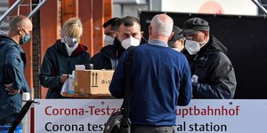 Γερμανοί με μάσκες σε σημείο ελέγχου για κορωνοϊό