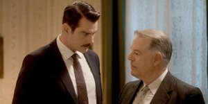 Ο Κωνσταντής (Γιάννης Κουκουράκης) και ο Σωκαράτης Θέμελης (Χάρης Σώζος) στη σειρά «Άγριες Μέλισσες»