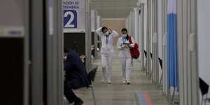 Γιατρίνες περπατούν σε διάδρομο νοσοκομείου στην Κολομβία