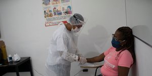 Γιατρός παίρνει αίμα από ασθενή