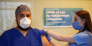 Γιατρός κάνει εμβόλιο σε ασθενή στην Τουρκία