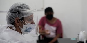 Γιατρός με μάσκα στην Βραζιλία