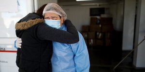 Γιατρός δίνει παρηγοριά σε άτομο στην Αργεντινή