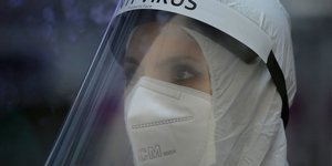 Γιατρός με μάσκα